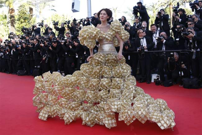 Chiếc váy bánh quy này từng khiến quan khách tròn mắt tại Cannes 2014. 