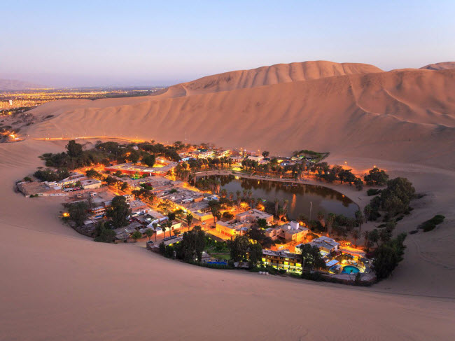 Huacachina là ốc đảo gần thành phố Lima, Peru. Hồ nước trên sa mạc này từng là nơi nghỉ dưỡng của tầng lớp thượng lưu từ thời Ica. Nhưng hiện tại, nó trở thành điểm dừng chân của những du khách ba lô, với các hoạt động như lướt ván trên cát hay đua xe địa hình.