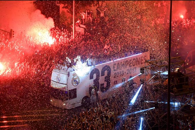 Real vô địch Liga: Ronaldo, Ramos quậy tung đường phố Madrid - 8