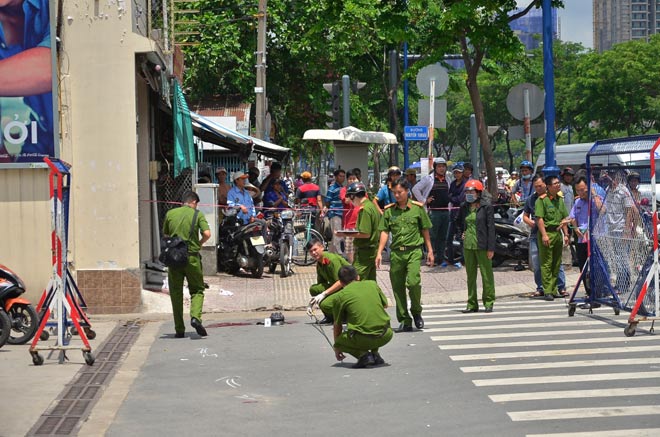 Vác hung khí chém nhau giữa phố, 2 thanh niên gục trên vũng máu - 2