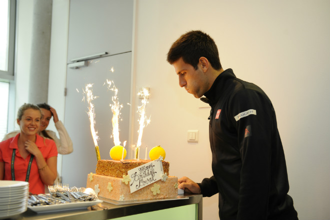 Tennis 24/7: Djokovic đón tuổi 30 “đẫm nước mắt” - 1
