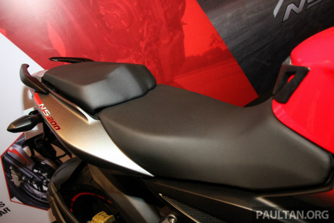 Yên ngồi thoải mái có chỗ tYên ngồi thoải mái có chỗ tựa lưng của 2017 Modenas Pulsar NS200.