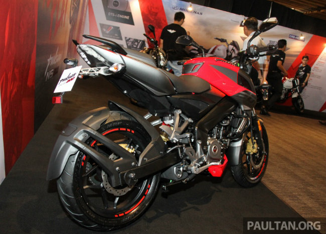 Các màu tùy chọn cho Modenas Pulsar NS200 là màu đỏ/đen và đen.