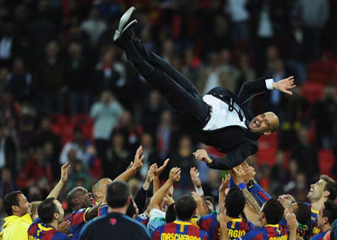 Ajax, đối thủ MU: “Bóng đá rock 'n' roll” của fan ruột Guardiola - 3