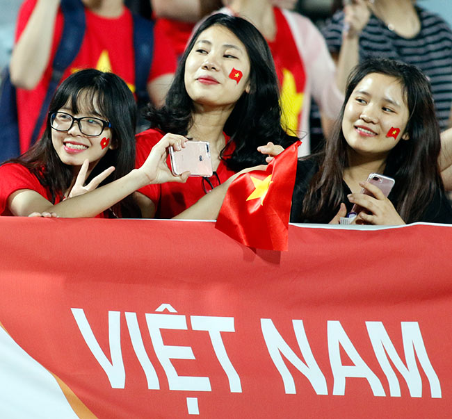 CĐV nữ xinh tươi &#34;thả tim&#34; tiếp lửa U20 Việt Nam làm nên lịch sử - 4