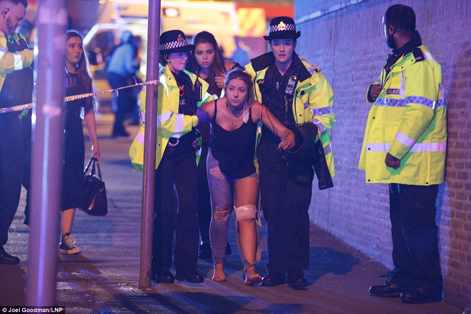 Cảnh tang thương sau khủng bố đẫm máu ở sân vận động Anh - 1