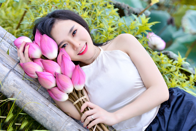 Điểm cuốn hút trong từng shoot hình của cô gái Hà thành là nét đẹp thuần Việt và nụ cười rạng rỡ. 