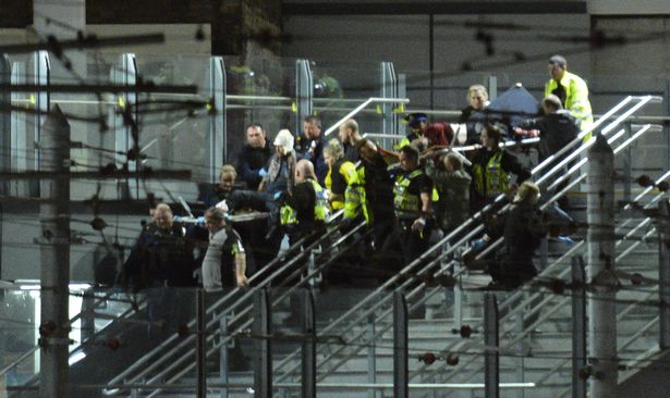 Nhân chứng vụ khủng bố Manchester: Xác người nằm la liệt - 1