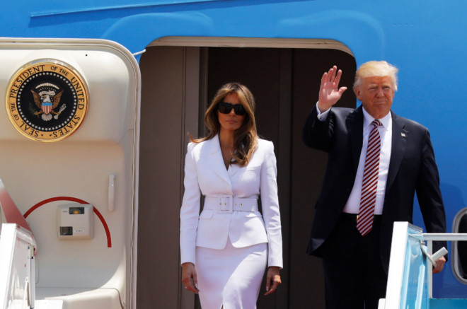 Khoảnh khắc ông Trump bị vợ từ chối nắm tay - 1
