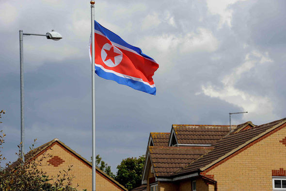 Sự thật về căn nhà bí ẩn treo cờ Triều Tiên ở Anh - 1