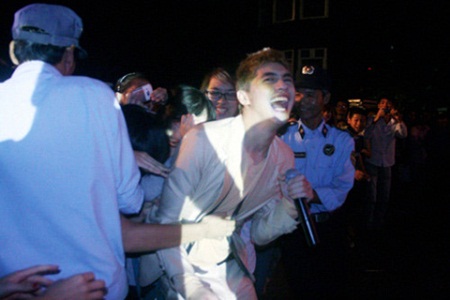 Sao Việt phải tự cứu mình khi khán giả quá khích - 2