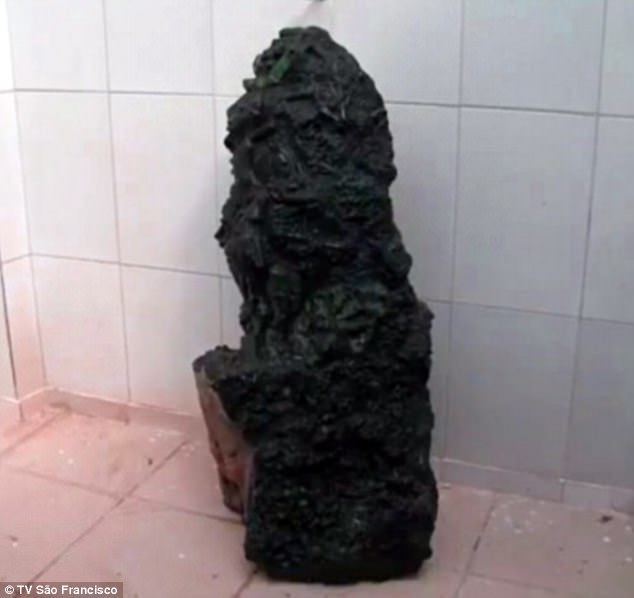 Brazil: Choáng váng viên đá đen xấu xí trị giá 6.900 tỉ - 1