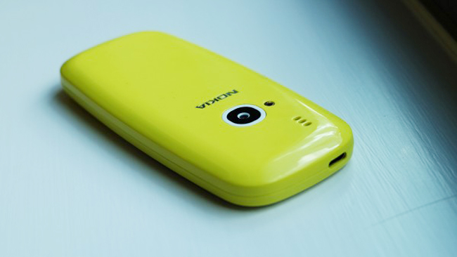 Nokia 3310 phiên bản 2017 sở hữu thiết kế khá giống “tiền bối”, nhưng máy mỏng, nhẹ và các góc bo tròn mềm mại hơn so với model trước.