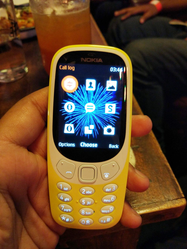 Giá bán của Nokia 3310 đời 2017 tại Việt Nam là 1,06 triệu đồng, và có sẵn trong các màu đỏ, xanh đậm, vàng, màu xám.