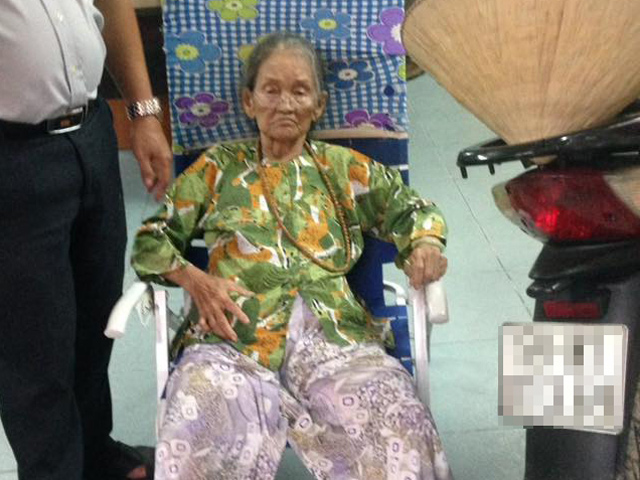 Cụ bà 80 tuổi ngồi dưới mưa vì không nhớ đường về nhà - 1