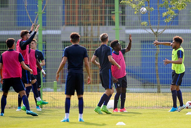 Muốn thắng U20 Việt Nam, “đàn em” của Zidane tập...tâng bóng - 10