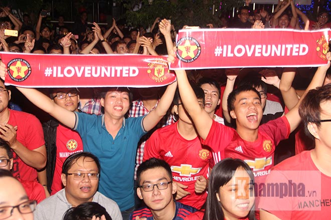 “Rừng” fan MU Việt tắm sâm banh mừng cúp Europa League - 6