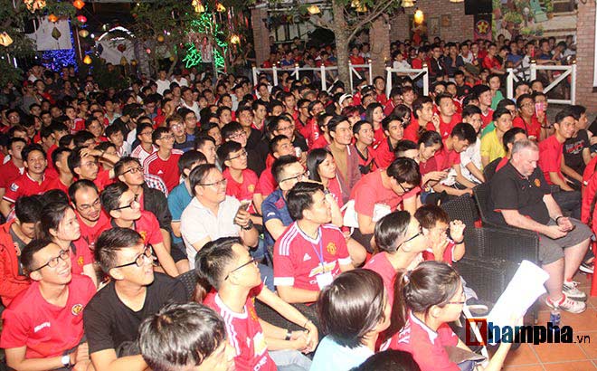 “Rừng” fan MU Việt tắm sâm banh mừng cúp Europa League - 1