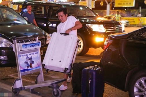 Cường đô la, Trường Giang đối xử với "nửa kia" ở sân bay thế nào - 2