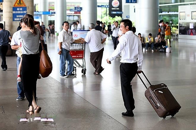 Cường đô la, Trường Giang đối xử với "nửa kia" ở sân bay thế nào - 8