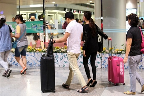 Cường đô la, Trường Giang đối xử với "nửa kia" ở sân bay thế nào - 2