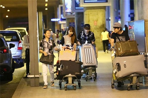 Cường đô la, Trường Giang đối xử với "nửa kia" ở sân bay thế nào - 4