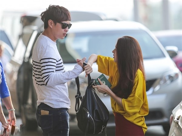 Cường đô la, Trường Giang đối xử với "nửa kia" ở sân bay thế nào - 7