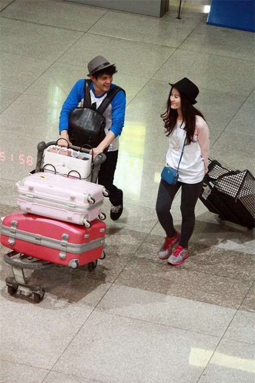Cường đô la, Trường Giang đối xử với "nửa kia" ở sân bay thế nào - 8