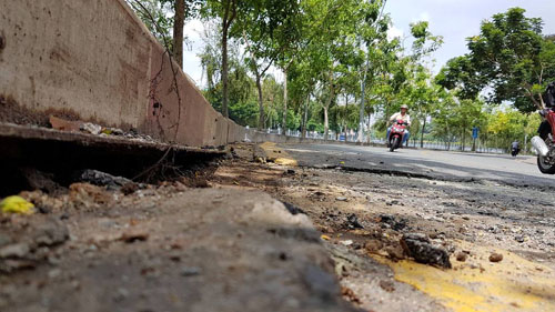 Sau hai tiếng nổ lớn, mặt đường ở Sài Gòn bị xới tung - 1