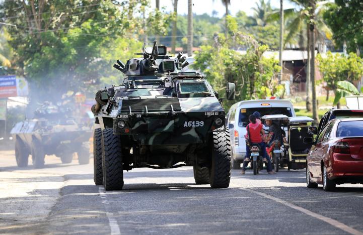IS chặt đầu cảnh sát Philippines: Đang giao tranh ác liệt - 1