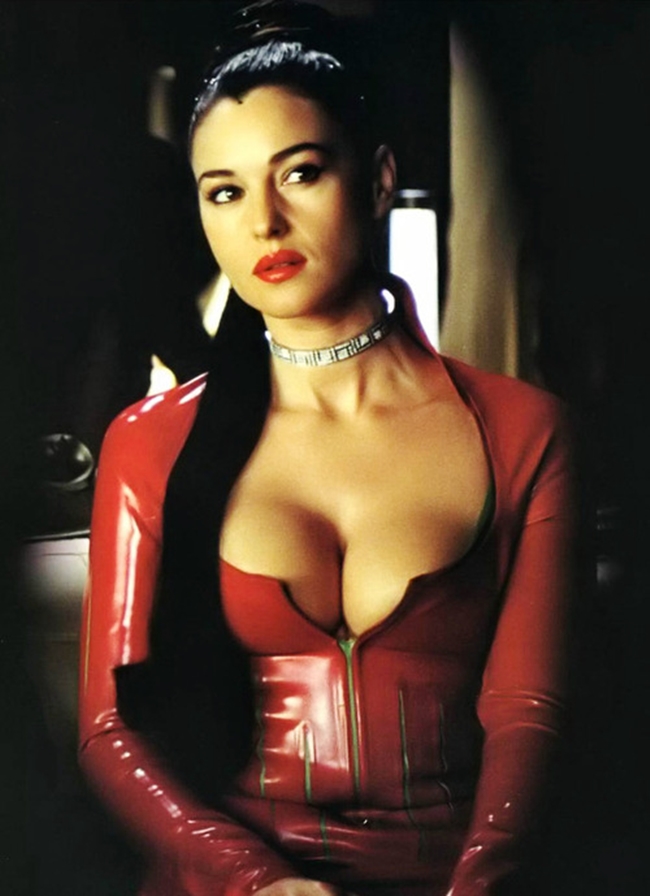 Bellucci khoe vòng một gợi cảm trong “Matrix Revolutions” 2003. Cô đảm nhận vai Persephone - vợ kẻ phản diện The Merovingian, người đối đầu với Neo (Keanu Reeves).