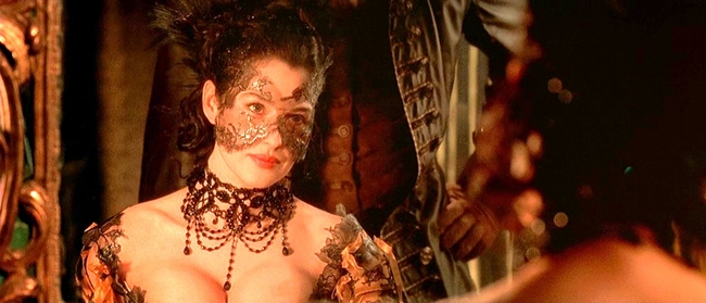 Trong “Brotherhood of the Wolf”, Bellucci thủ vai Sylvia – một cô gái điếm người Ý.