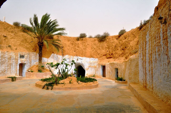 &#34;Trốn nóng&#34; trong những ngôi nhà ẩn mình dưới mặt đất ở Tunisia - 1
