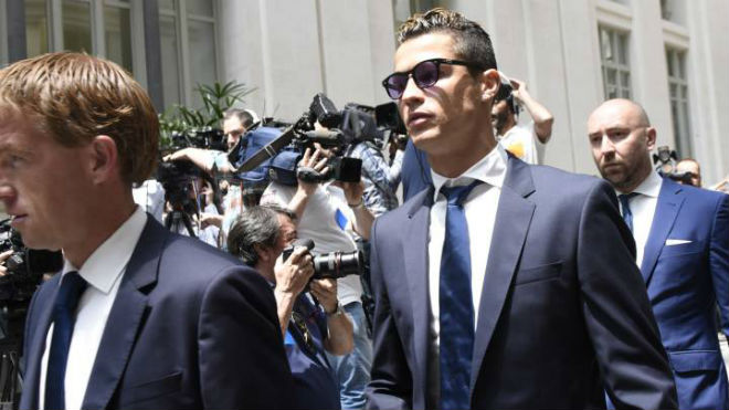 Ronaldo trốn thuế gấp đôi Messi: Đủ bằng chứng ngồi tù - 1