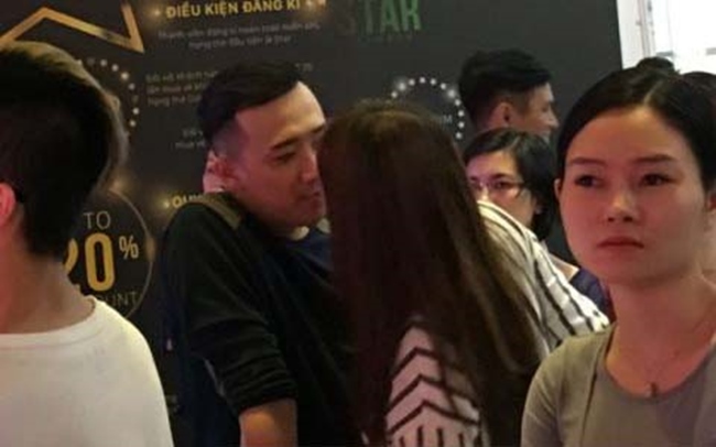 Khi đi xem phim, Trấn Thành và Hari Won cũng thoải mái hôn nhau.