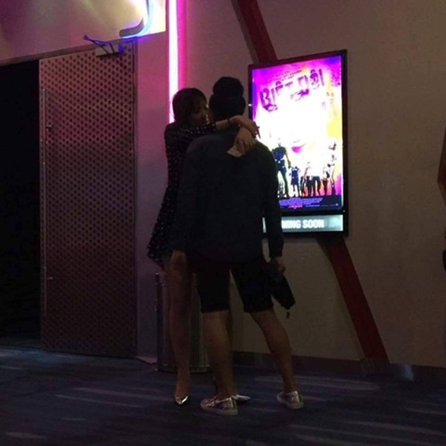 Trấn Thành và Hari Won ôm hôn ngay giữa rạp phim. Hai vợ chồng rất thích đi xem phim đêm và thoải mái bày tỏ tình cảm.