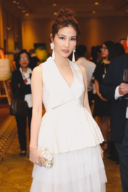 Vân Ngô đấu giá tượng Phật vàng, quyên được 8 tỷ cho trẻ em nghèo - 6