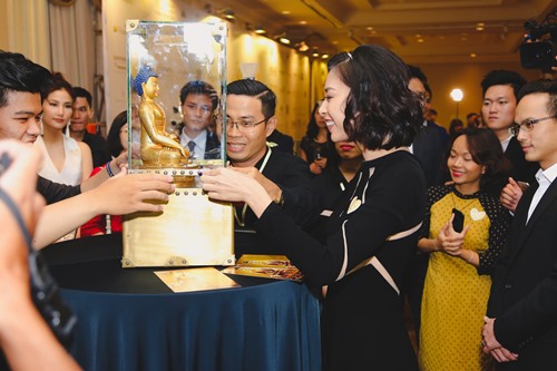 Vân Ngô đấu giá tượng Phật vàng, quyên được 8 tỷ cho trẻ em nghèo - 2