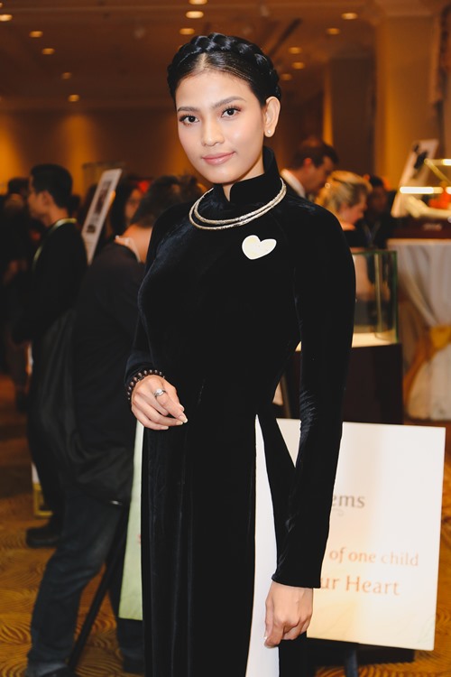 Vân Ngô đấu giá tượng Phật vàng, quyên được 8 tỷ cho trẻ em nghèo - 7