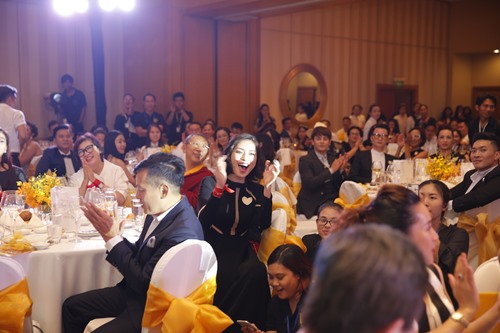 Vân Ngô đấu giá tượng Phật vàng, quyên được 8 tỷ cho trẻ em nghèo - 5