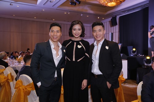 Vân Ngô đấu giá tượng Phật vàng, quyên được 8 tỷ cho trẻ em nghèo - 4