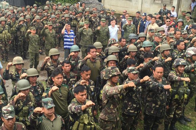 Cảnh sát Philippines bị IS chặt đầu... vẫn còn sống - 1