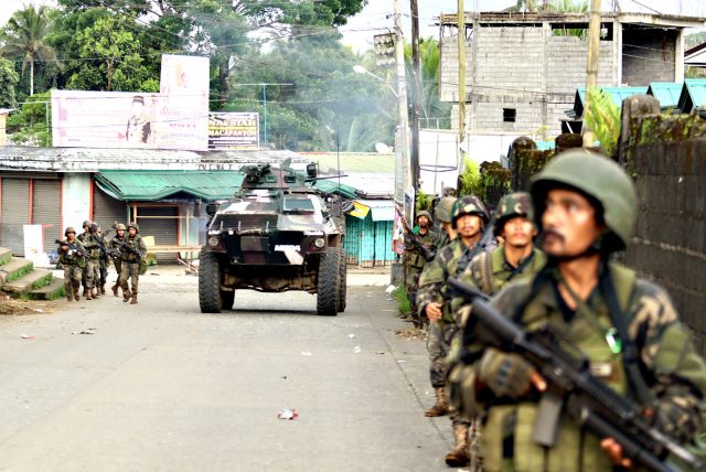 Cận cảnh quân đội Philippines tìm diệt IS trên đường phố - 1