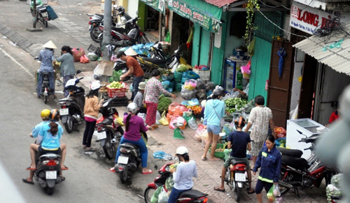 Vắng ông Hải, ô tô biển xanh, biển đỏ chiếm vỉa hè tràn lan - 1