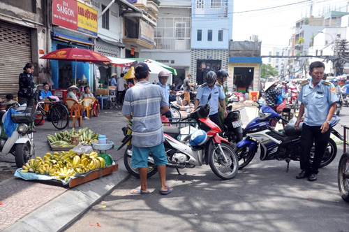 Vắng ông Hải, ô tô biển xanh, biển đỏ chiếm vỉa hè tràn lan - 17