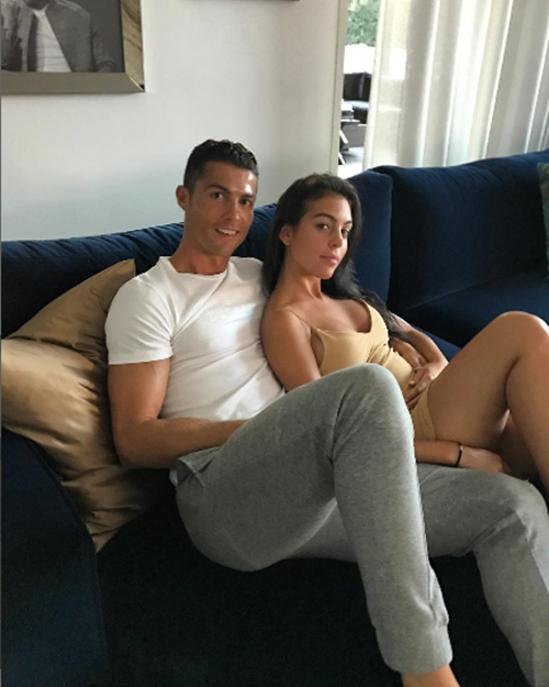 Ronaldo khoe bạn gái nóng bỏng kém 10 tuổi sau tuyên bố trốn thuế - 1