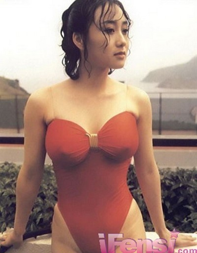 Nhan sắc nóng bỏng và mĩ miều của Hoa hậu châu Á 1986 khiến Thành Long hoàn toàn bị mê hoặc.