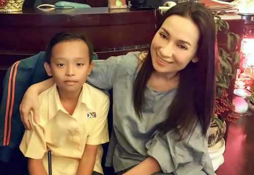 Cuộc sống "một bước lên tiên" của cậu bé được Phi Nhung nhận nuôi - 3