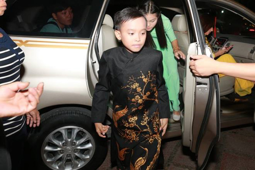 Cuộc sống "một bước lên tiên" của cậu bé được Phi Nhung nhận nuôi - 10