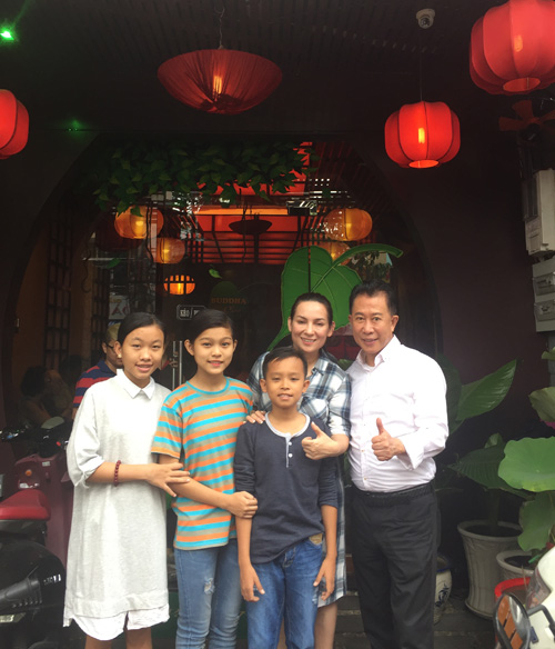 Cuộc sống "một bước lên tiên" của cậu bé được Phi Nhung nhận nuôi - 2